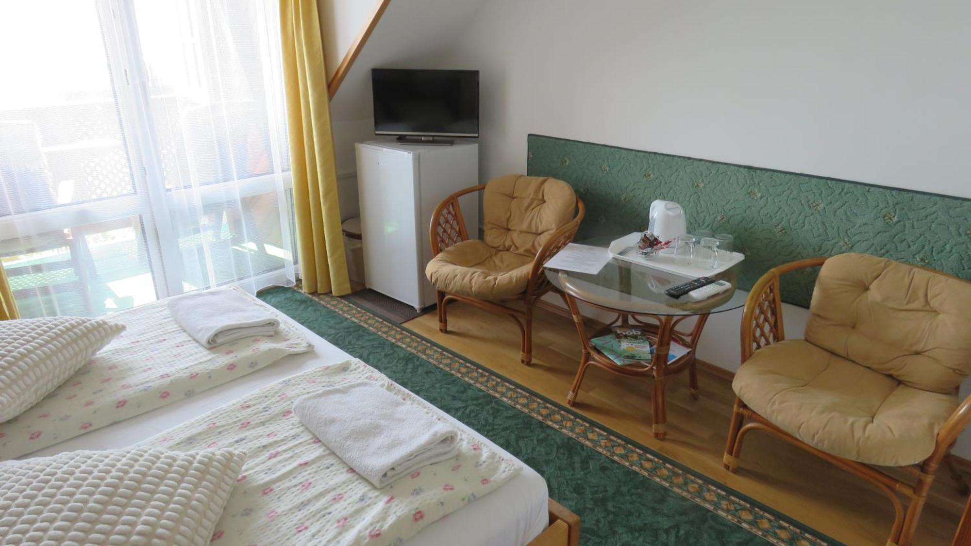 Prima Porta Vendeghaz Hotel Balatonalmádi Buitenkant foto